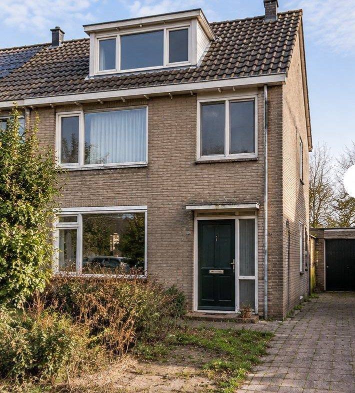 Woning voor de renovatie, met gedateerde gevel